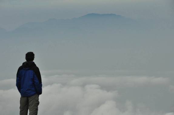 Do alto do vulcão Haleakala, em  Maui, admirando o Mauna Kea, na Big island, no Havaí